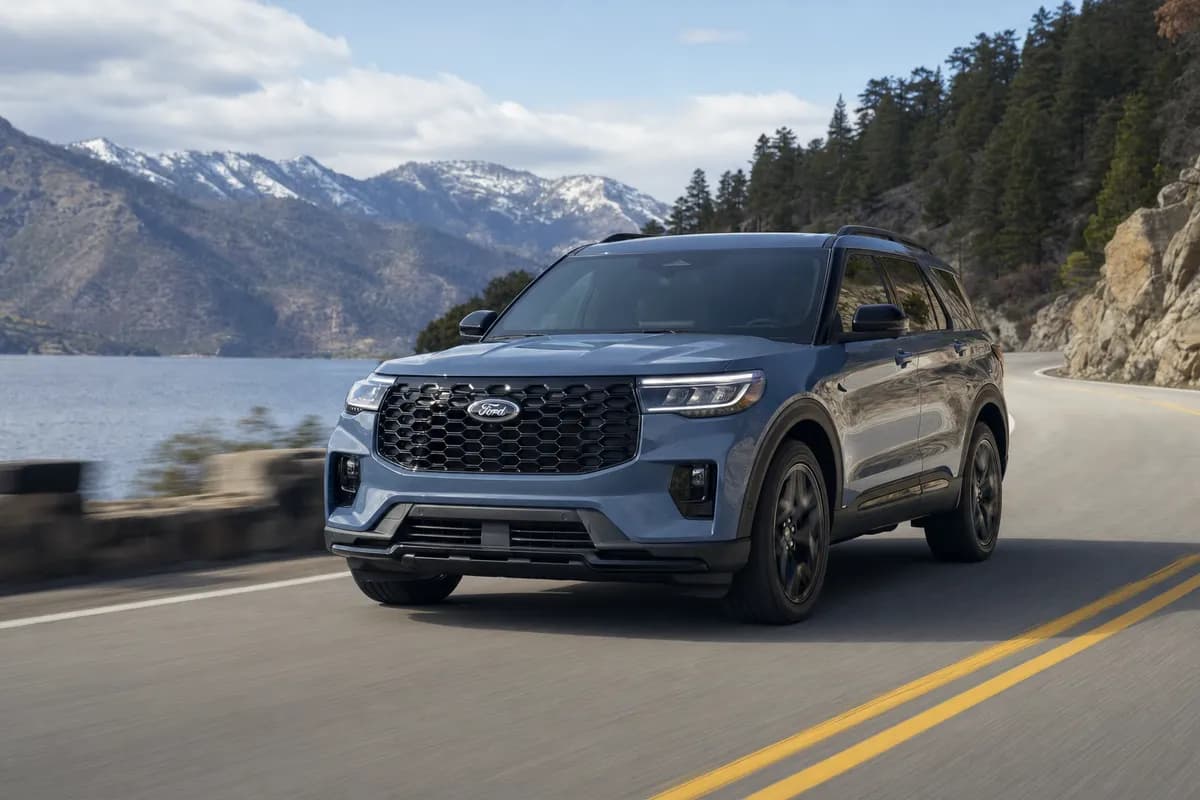 2025 Ford Explorer Hybrid Review: Balancing Power and Efficiency